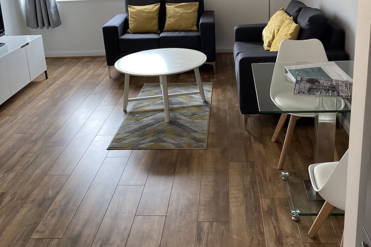 One Bedroom Apartment | Area keluarga | TV