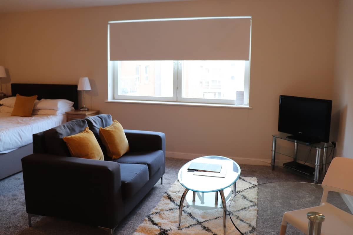 Studio Apartment | Area keluarga | TV