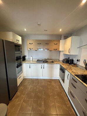 Two Bedroom Duplex | 私人廚房 | 電熱水壺、烤麵包機、鍋具/餐盤/廚房用品