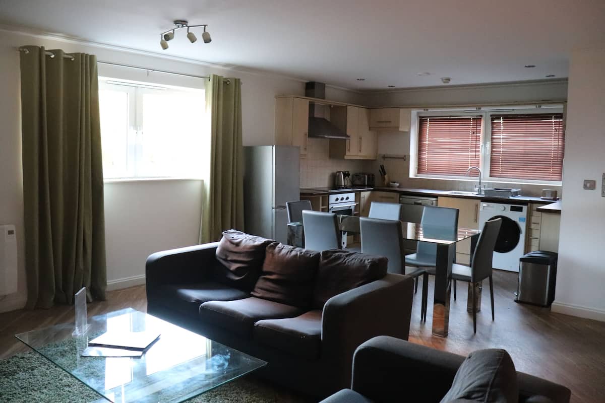 Two Bedroom Apartment | Area keluarga | TV
