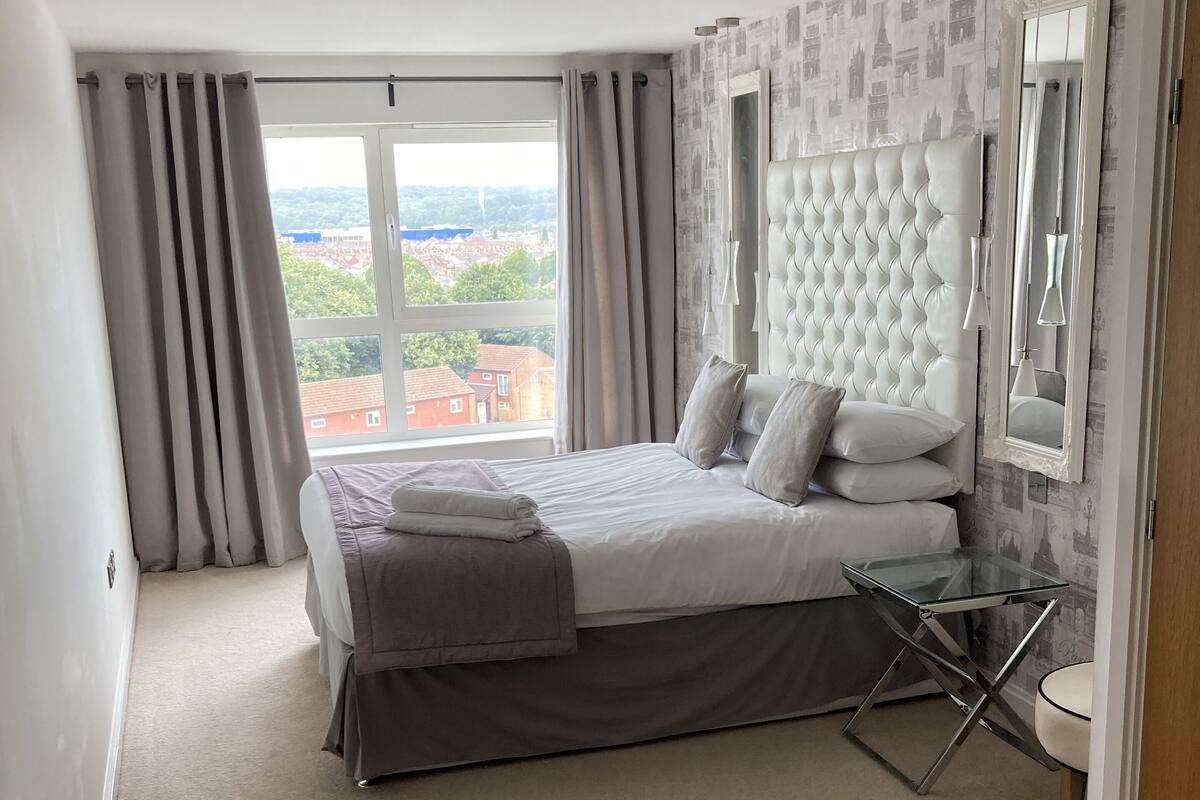 One Bedroom Apartment with Balcony | Tempat tidur bayi, Wi-Fi gratis, dan seprai linen