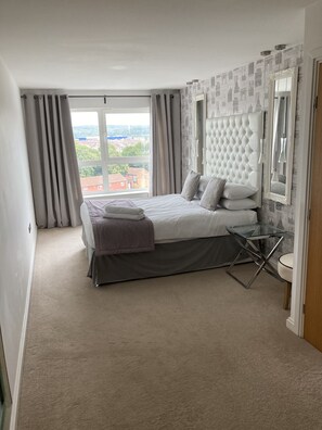 One Bedroom Apartment with Balcony | 隨行嬰兒床、免費無線上網、床單