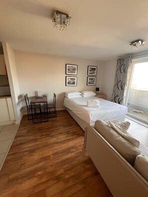 Studio Apartment with Balcony | Travel crib, free WiFi, bed sheets - Century Wharf by Urban Space (Cardiff)