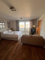 Studio Apartment with Balcony | Lit parapluie, Wi-Fi gratuit, draps fournis