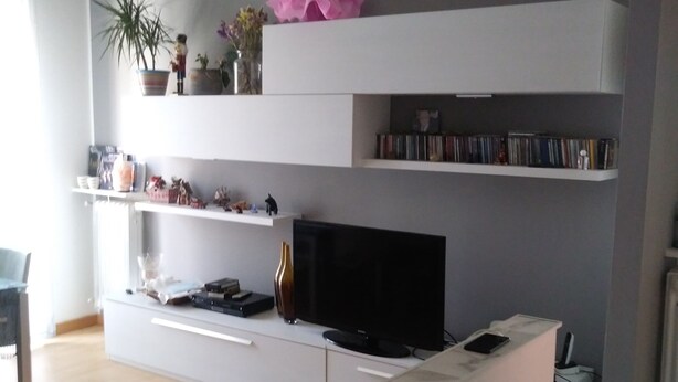 A modern living room with a flat-screen TV, white cabinetry, and a bookshelf. - Quiet room in new apartment (Verona)