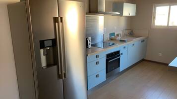 Een koelkast, een microgolfoven, een oven, een kookplaat