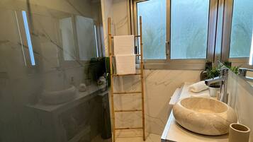Douche, sĂšche-cheveux, serviettes fournies, savon