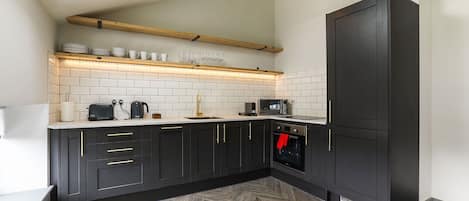 Refrigerador, microondas, parrilla de estufa y tetera eléctrica