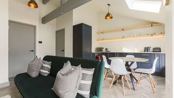 Apartamento clássico, 1 quarto | Área de estar | TV 32 polegadas com canais digitais