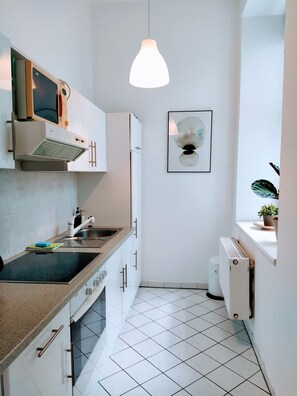 Kühlschrank, Ofen, Herdplatte, Wasserkocher