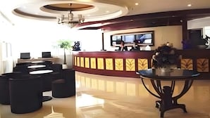 A hotel lobby with a reception desk, seating area, and a chandelier. - Greentree Inn Xuzhou West District Huohua Shell Ho (Xuzhou)