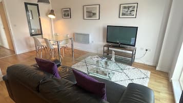 Two Bedroom Apartment with Balcony | Area keluarga | TV