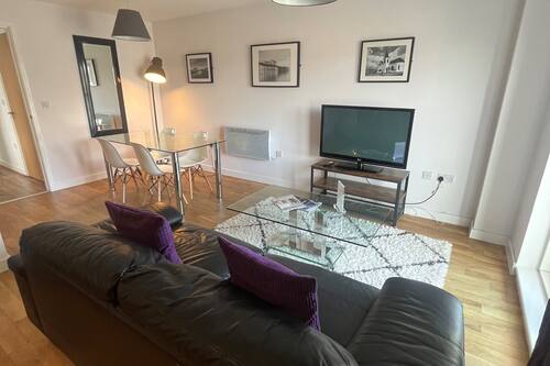 Two Bedroom Apartment with Balcony | Coin séjour | Télévision