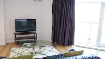 One Bedroom Apartment with Balcony | Wohnbereich | Fernseher