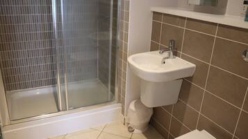 Apartament Deluxe | Bany | Dutxa, articles de tocador gratuïts, assecador de cabells i tovalloles