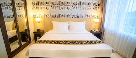 A hotel room with a large bed, a mirror, two bedside tables with lamps, and a cityscape wallpaper.