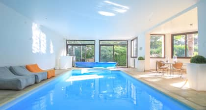 Villa, piscine intérieure chauffée, clim. chambres, grand jardin à 30mn de Paris