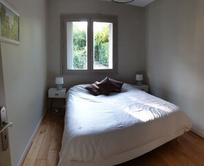 5 Schlafzimmer, Schreibtisch, Bügeleisen/Bügelbrett, Reisekinderbett