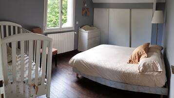 5 makuuhuonetta, työpöytä, silitysrauta/-lauta, vauvan matkasänky