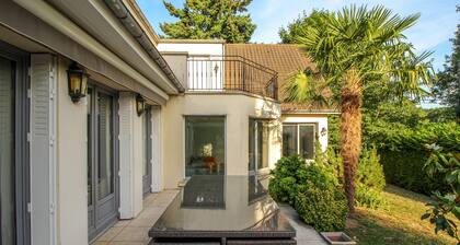 Villa heated pool, central A/C for bedrooms, 30mn to Paris