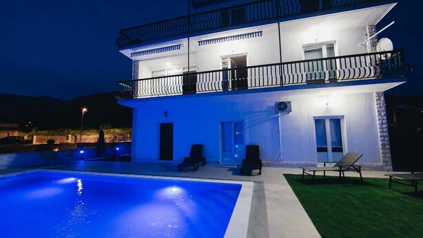 Villa (Villa JoMa-Eight Bedroom Villa) | Kolam renang | Kolam renang terbuka, payung kolam, kerusi lepak pantai 