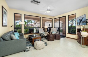 TV, books - 🏖️Golf Course Views + Large Lanai | Shores #202 (Waikoloa)