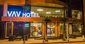 Fachada da propriedade à noite