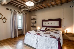 5 bedrooms, iron/ironing board, WiFi, bed sheets