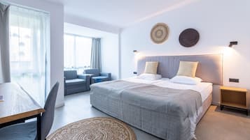 Escritorio y ropa de cama