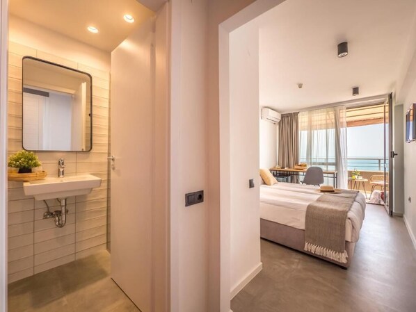 Desk, bed sheets - Hotel Excelsior (Golden Sands)