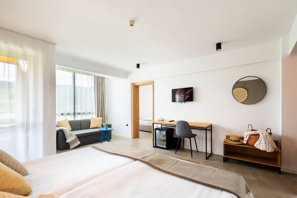 Phòng Suite dành cho gia đình, ban công | Bàn, bộ trải giường 