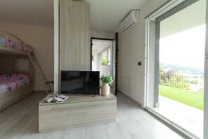 Tabla de planchar con plancha, wifi y ropa de cama 