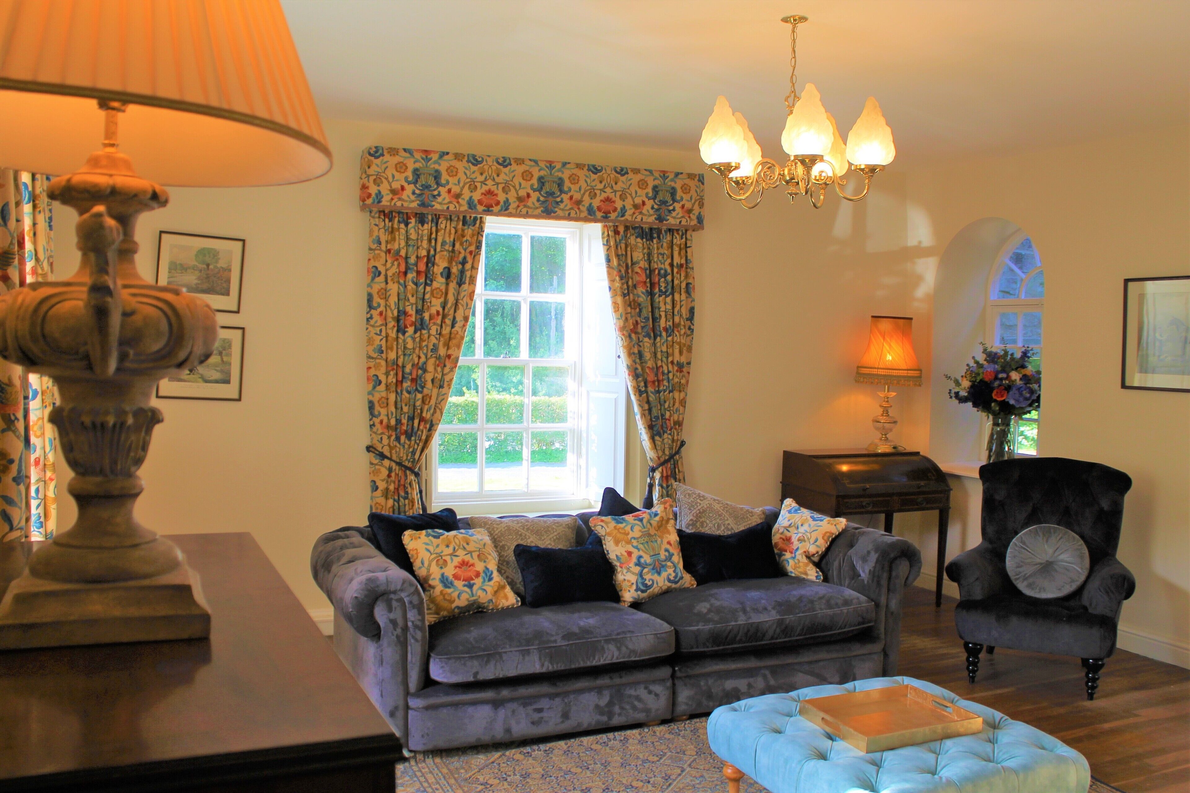 Een televisie en een open haard