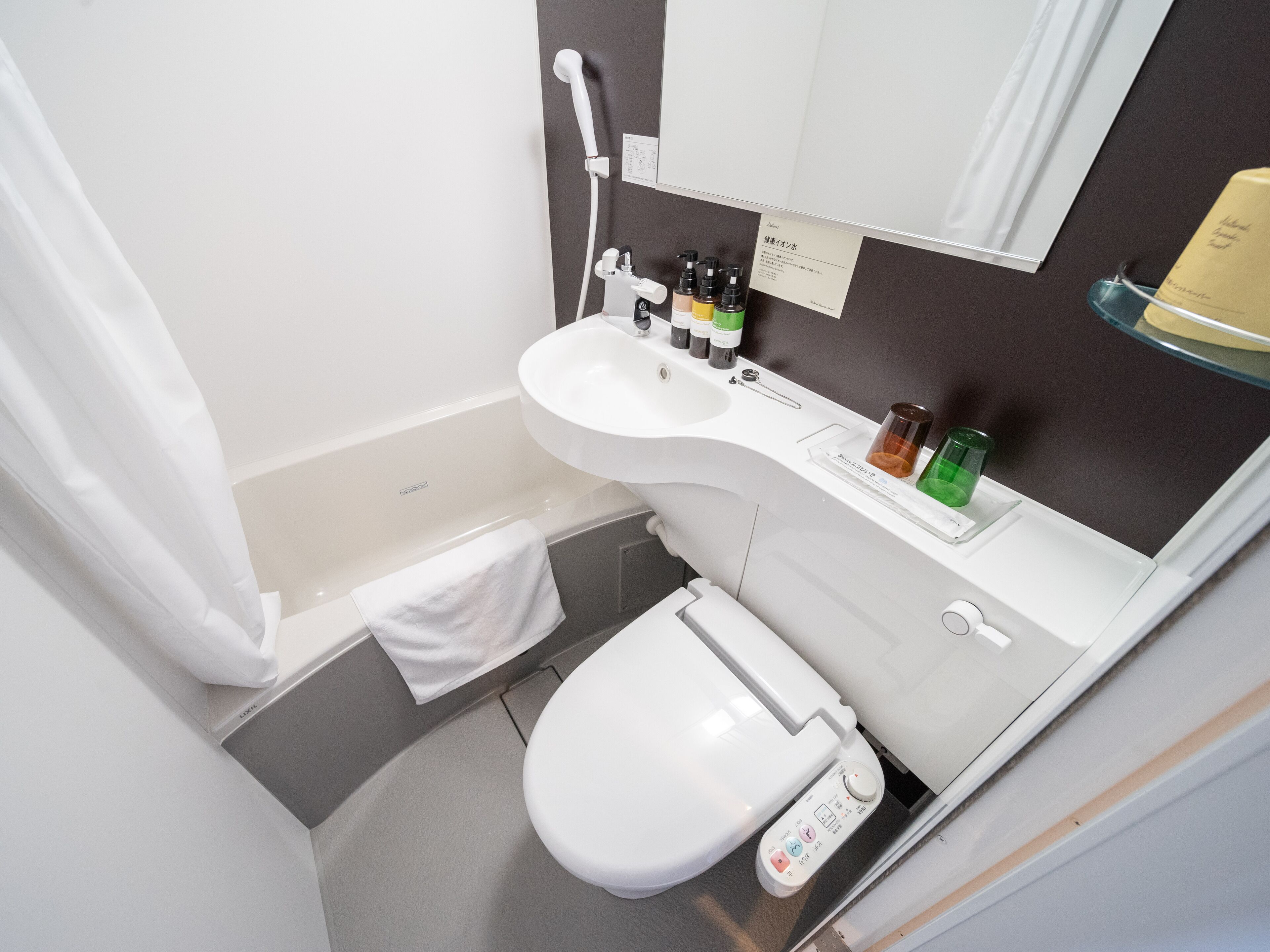 combined shower/bathtub, deep-soaking bathtub, free toiletries