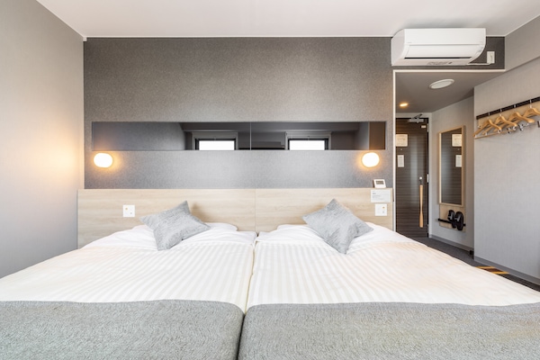 Hollywood Twin Room | Free WiFi, bed sheets