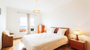2 soverom, skrivebord, strykejern/-brett og wi-fi