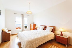 2 bedrooms, desk, iron/ironing board, WiFi