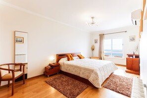 2 slaapkamers, een bureau, een strijkplank/strijkijzer, wifi