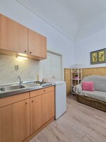 Monolocale (Studio Heart of The Town) | Cucina privata | Frigorifero, bollitore elettrico, tostapane