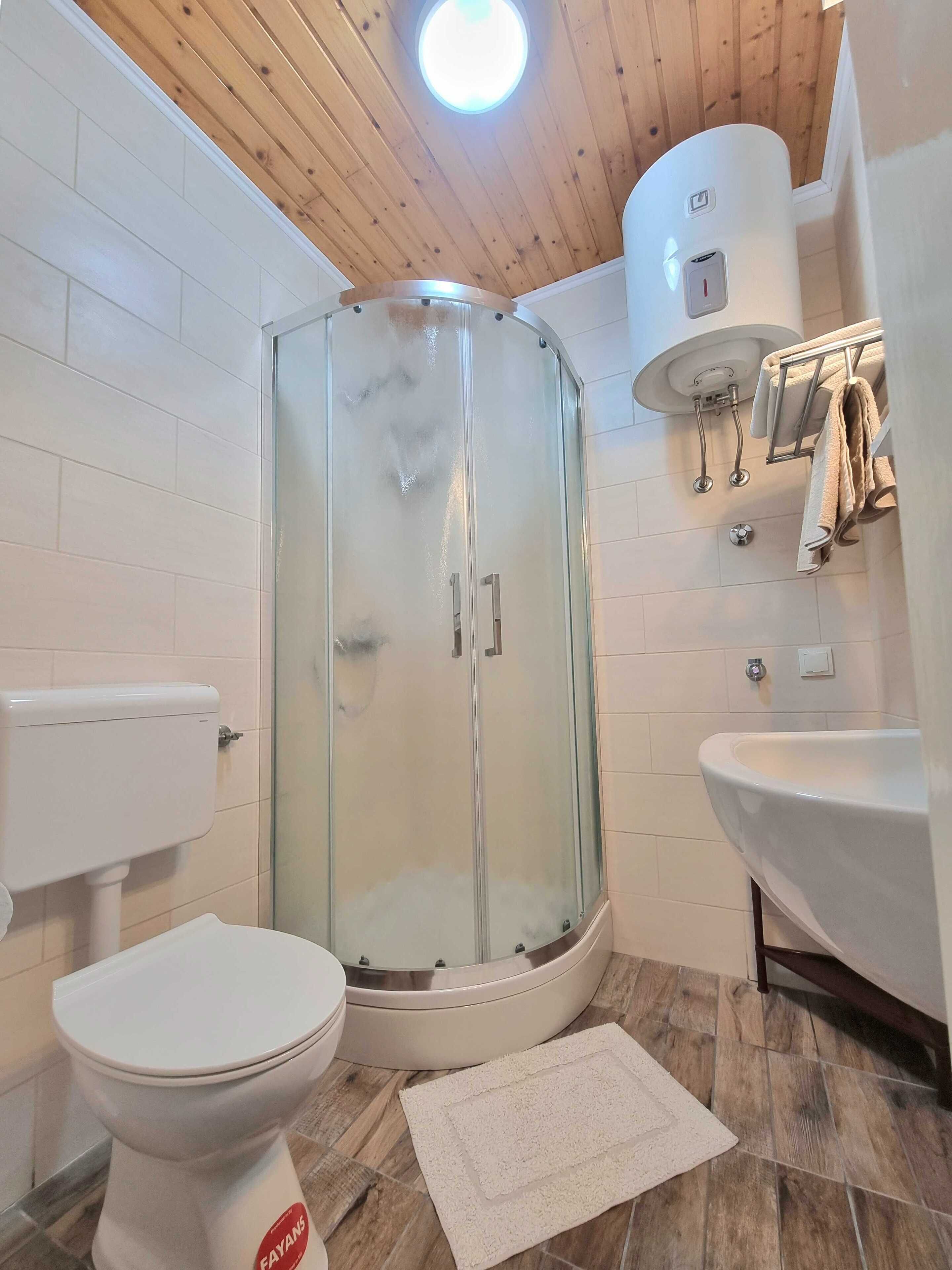 Estudio (Studio Heart of The Town) | Baño | Ducha, secador de pelo, toallas y champú