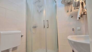 Studio (Studio Heart of The Town) | Bathroom | Shower, hair dryer, towels, shampoo
