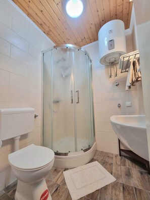Studio (Studio Heart of The Town) | Salle de bain | Douche, séchoir à cheveux, serviettes fournies, shampooing