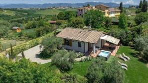 A villa with a swimming pool, surrounded by lush greenery and hills. - Casetta Di Petriolo, Cerreto Guidi, Florence and Chianti (Cerreto Guidi)