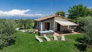 A single-story house with a swimming pool, outdoor seating, and a garden. - Casetta Di Petriolo, Cerreto Guidi, Florence and Chianti (Cerreto Guidi)
