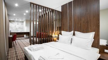 1 bedroom, desk, free cots/infant beds, bed sheets