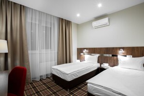 Standard Twin Room | Desk, free cribs/infant beds, bed sheets
