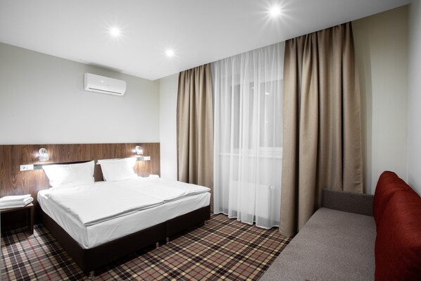 Habitación doble Confort | Escritorio, cunas gratuitas y ropa de cama 