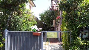 Una entrada tancada amb un cartell de Maison de Dora, un alberc.