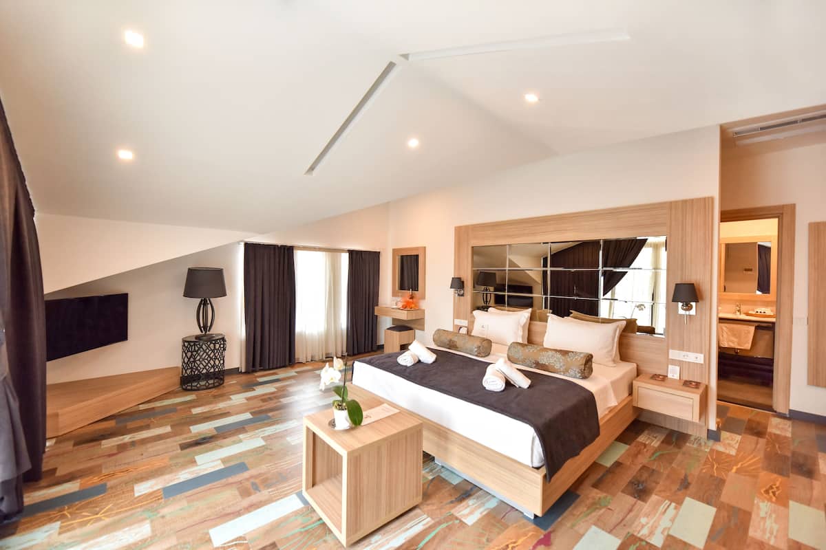 deluxe double or twin room | in-room safe, laptop workspace, soundproofing, iron/ironing board