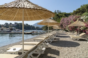 Privatstrand in der Nähe, schwarzer Sandstrand